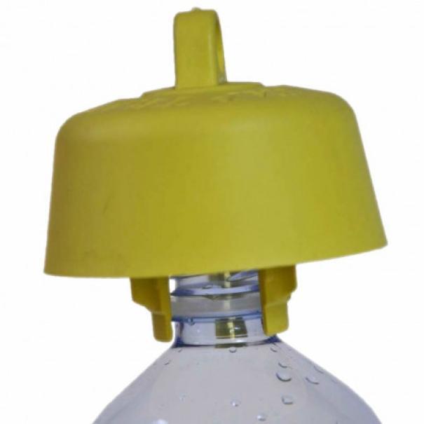Tappo trappola giallo montato su bottiglia di plastica