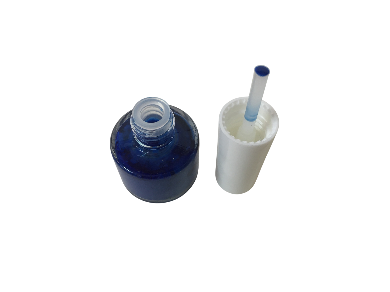 Flacone aperto di smalto azzurro con tampone per apicoltura