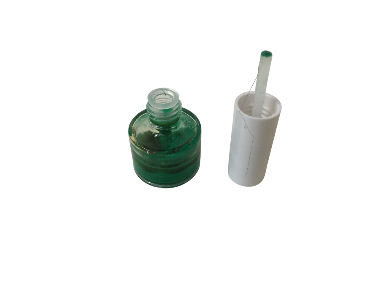 Flacone aperto di smalto verde con tampone per apicoltura