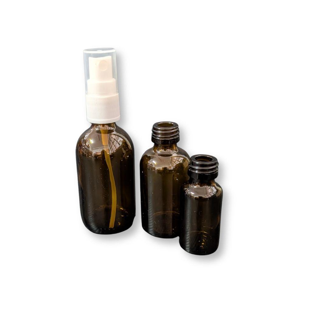 Flaconi laboratorio con spruzzatore montato e tappi aperti