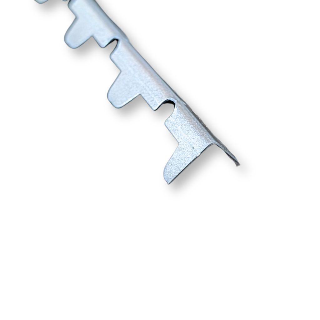 Particolare tacca distanziatore zincato per arnia da nomadismo