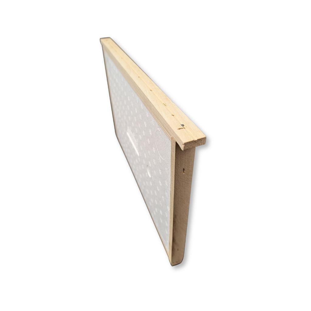 Dettaglio telaio in legno su diaframma per alveari professionali